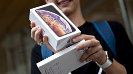 Apple Suppliers Tumble on New Signs of Weak IPhone Demand 