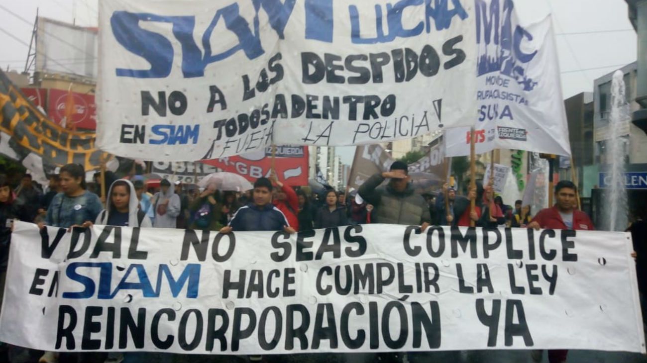 Bajo la lluvia, trabajadores de SIAM realizan un corte en el puente Pueyrredón.