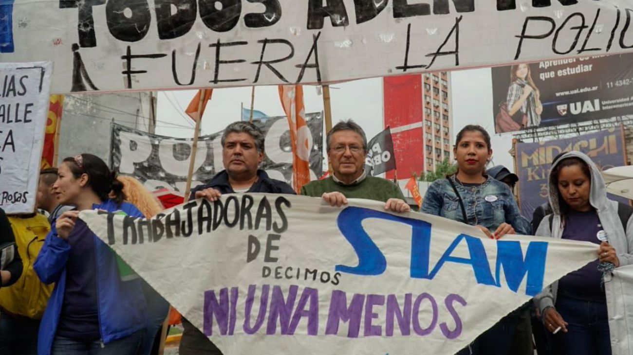 Trabajadoras de SIAM cortan el puente Pueyrredón.