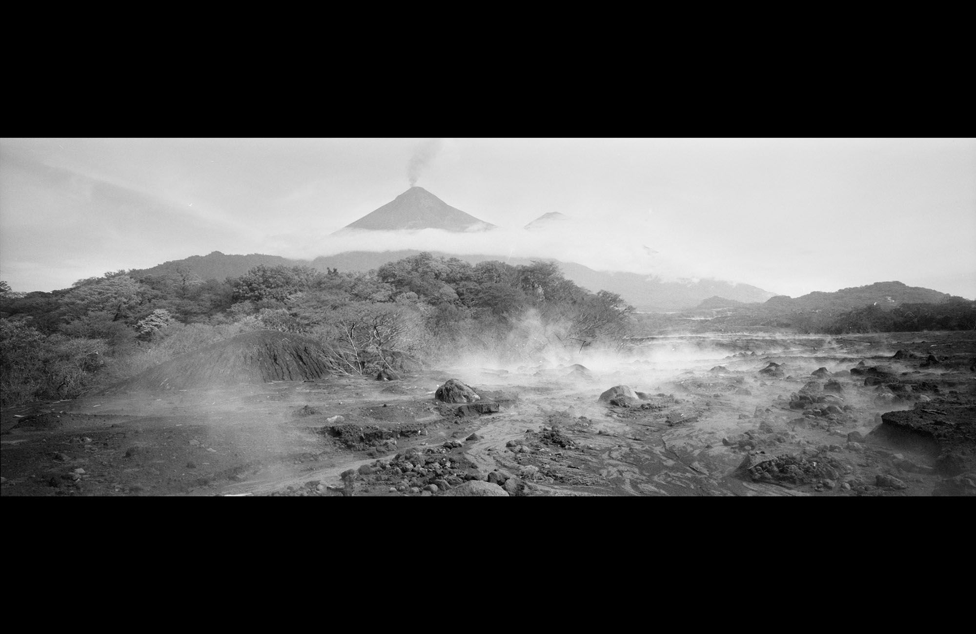 San Miguel Los Lotes, Guatemala. El 3 de junio, la localidad quedó rápidamente sepultada por una capa de cenizas, piedras y escombros tras la erupción del volcán con una furia inédita en más de un siglo, con rocas fundidas a 1.300 grados y nubes de ceniza negra.