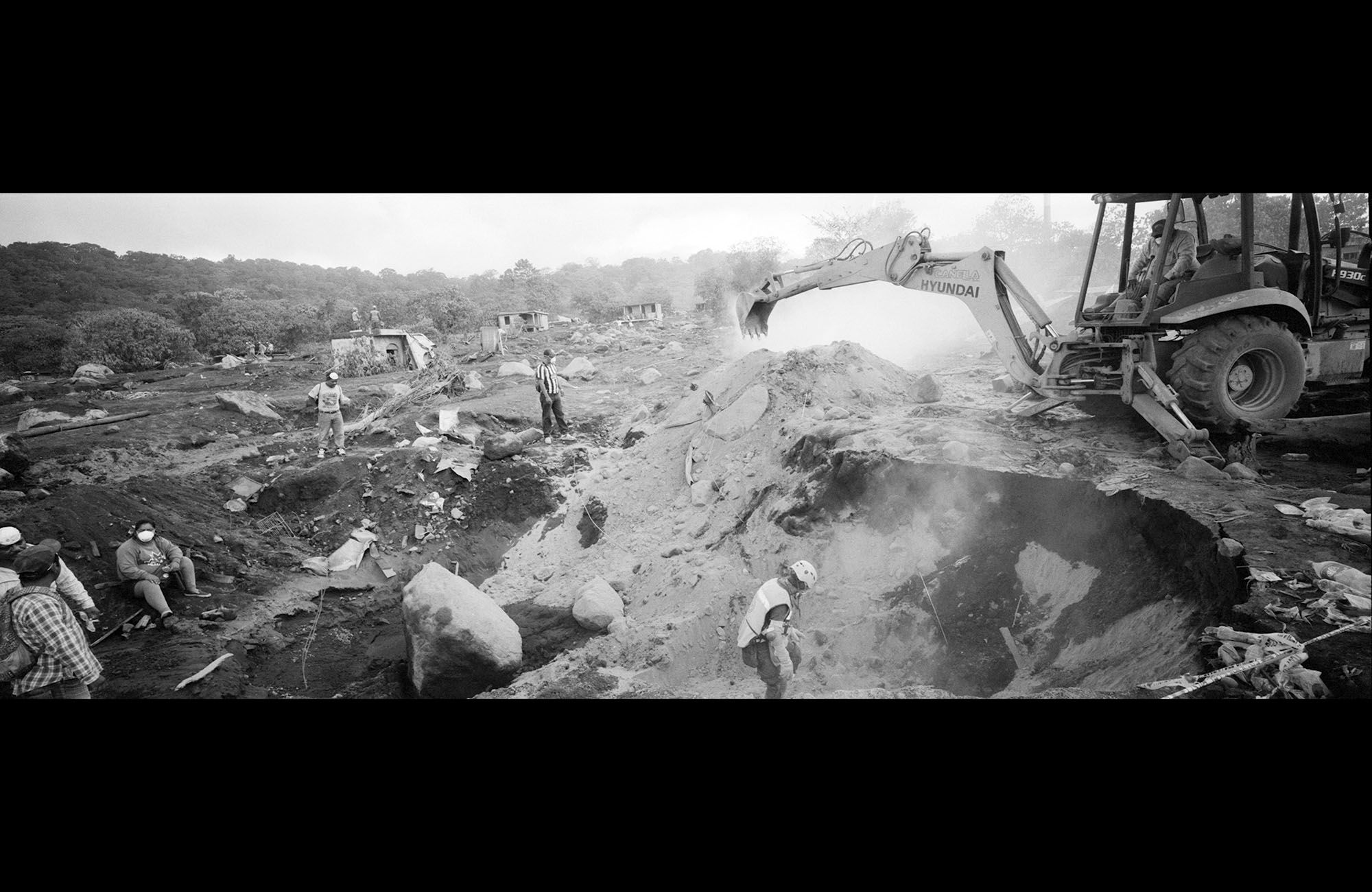 San Miguel Los Lotes, Guatemala. El 3 de junio, la localidad quedó rápidamente sepultada por una capa de cenizas, piedras y escombros tras la erupción del volcán con una furia inédita en más de un siglo, con rocas fundidas a 1.300 grados y nubes de ceniza negra.