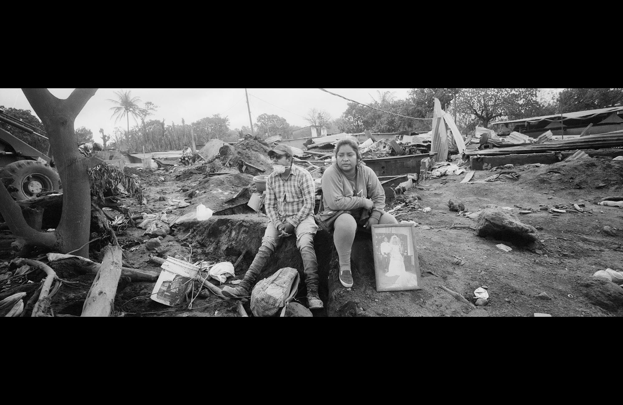 San Miguel Los Lotes, Guatemala. El 3 de junio, la localidad quedó rápidamente sepultada por una capa de cenizas, piedras y escombros tras la erupción del volcán con una furia inédita en más de un siglo, con rocas fundidas a 1.300 grados y nubes de ceniza negra.