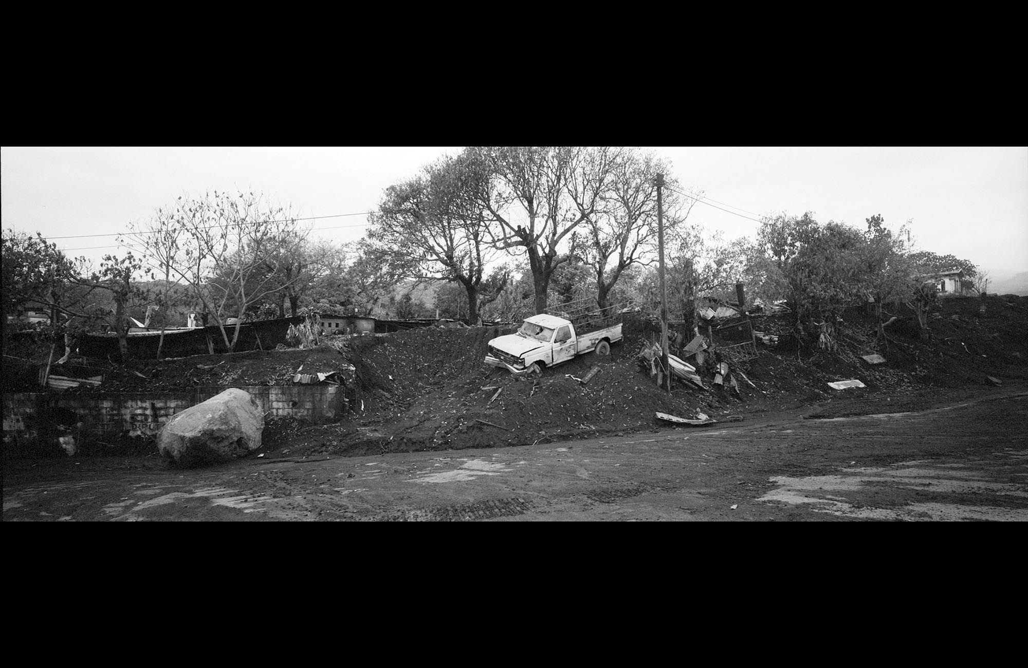 San Miguel Los Lotes, Guatemala. El 3 de junio, la localidad quedó rápidamente sepultada por una capa de cenizas, piedras y escombros tras la erupción del volcán con una furia inédita en más de un siglo, con rocas fundidas a 1.300 grados y nubes de ceniza negra.