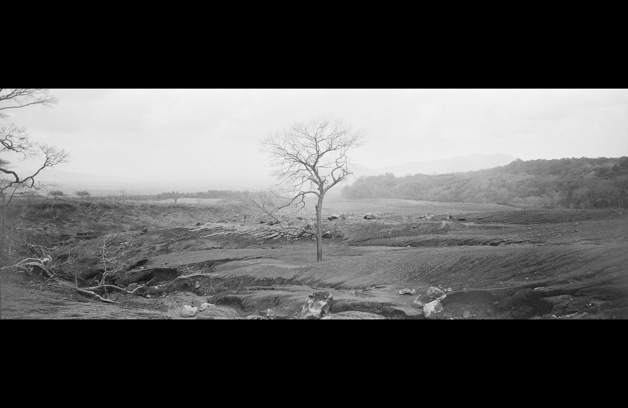 San Miguel Los Lotes, Guatemala. El 3 de junio, la localidad quedó rápidamente sepultada por una capa de cenizas, piedras y escombros tras la erupción del volcán con una furia inédita en más de un siglo, con rocas fundidas a 1.300 grados y nubes de ceniza negra.