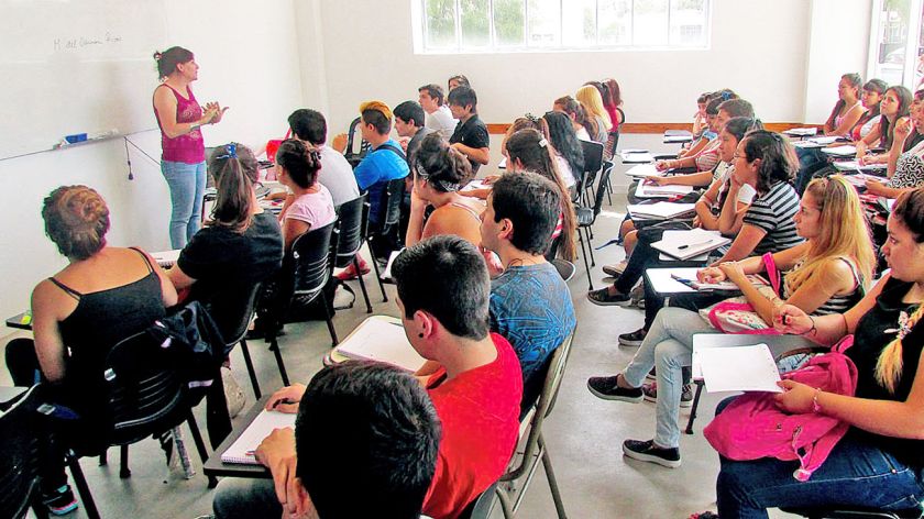 Image: https://fotos.perfil.com/2018/12/16/840/0/20181216aulauniversidadcedocgjpg-528215.jpg