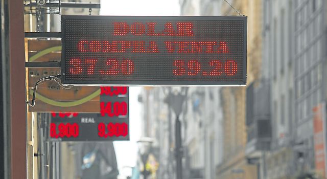 VUELVE A MANDAR. ¿Todo a dólares? ¿O hay opciones en pesos?