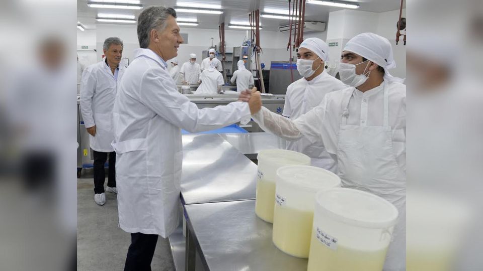 FRIO. El presidente Macri visita una planta pyme de helados. Hoy, caen la producción y las ventas.