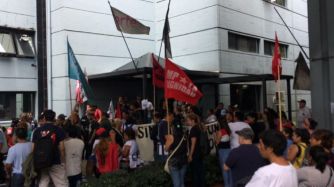 Juan Grabois y un grupo de militantes de la CTEP durante la protesta en el interior de Canal 13.
