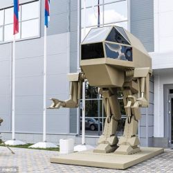 El fabricante de armas Kalashnikov presentó un nuevo robot dorado de tres metros de altura que parece salido de las películas de ciencia ficción.