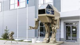 El fabricante de armas Kalashnikov presentó un nuevo robot dorado de tres metros de altura que parece salido de las películas de ciencia ficción.