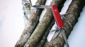 Hay muchos usos para este imprescindible elemento de equipamiento para outdoors, pero les contamos cómo se pueden improvisar otros, como un iniciador de fuego.