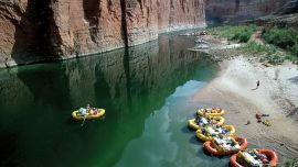 En la capital viven 100.000 personas en un área de dos kilómetros cuadrados. Está lleno de mezquitas, edificios de departamentos y oficinas.