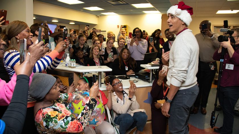 Obama visitó a pacientes de hospital y les dio regalos