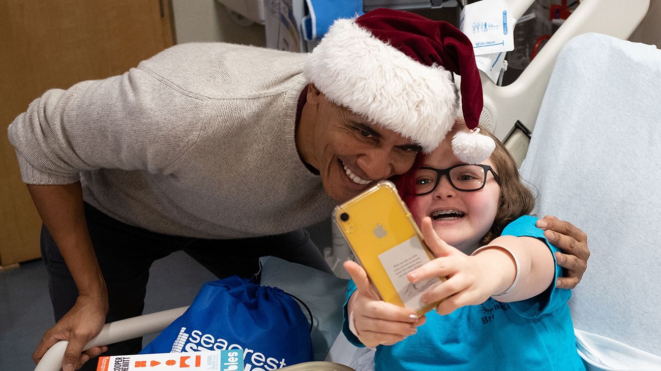 Barack Obama llevó personalmete regalos a un hospital de niños en Washington vestido de Papá Noel.