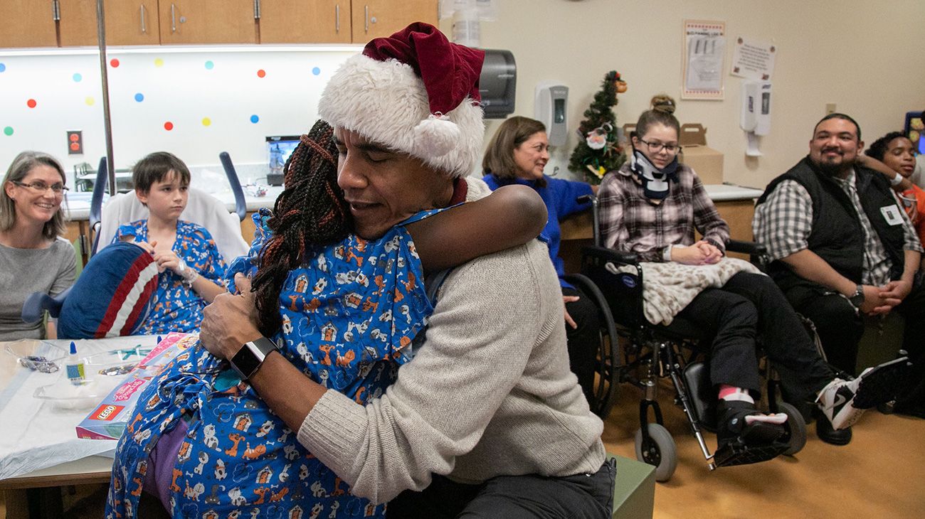 Obama ya visitó el Hospital Nacional de Niños con regalos cuando era presidente.  