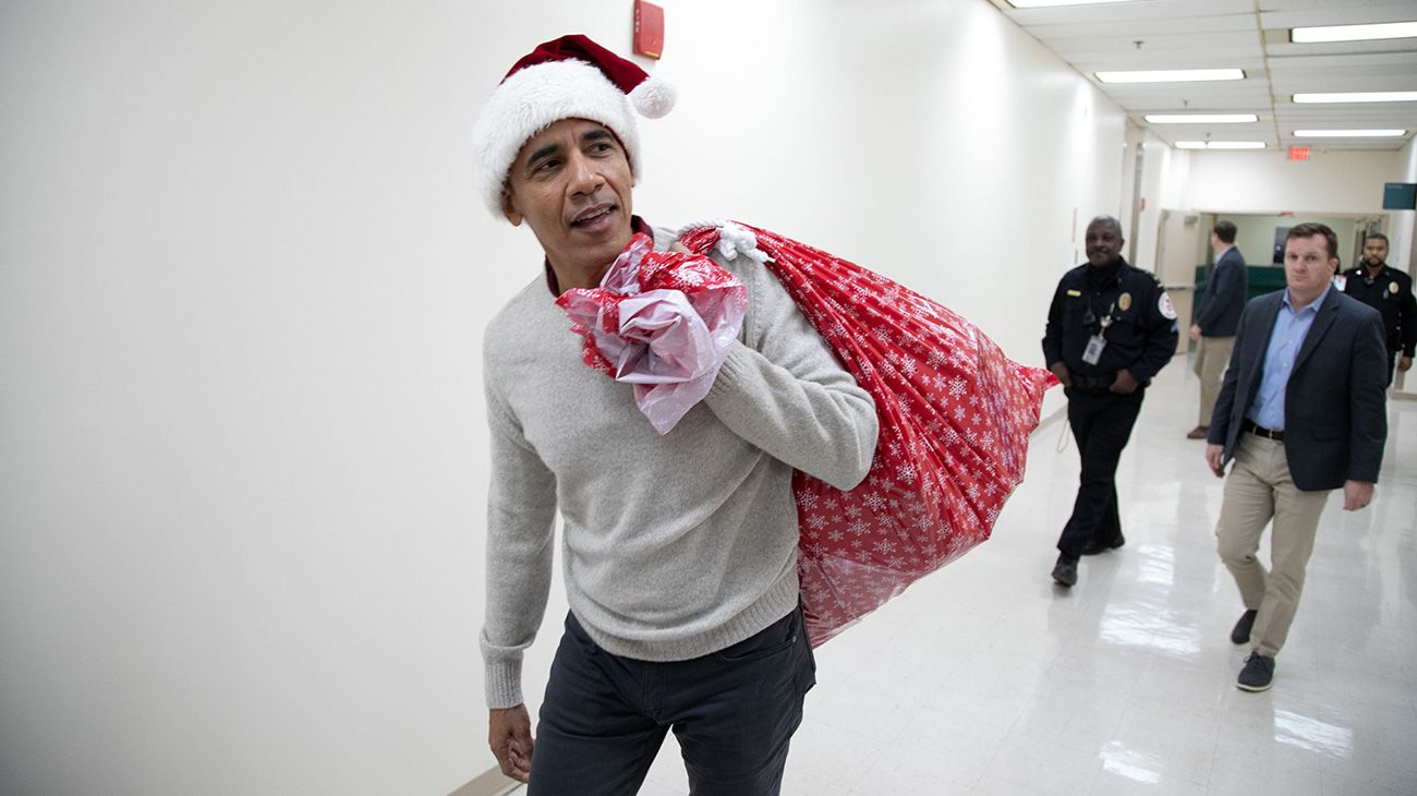 Barack Obama llevó personalmete regalos a un hospital de niños en Washington vestido de Papá Noel.