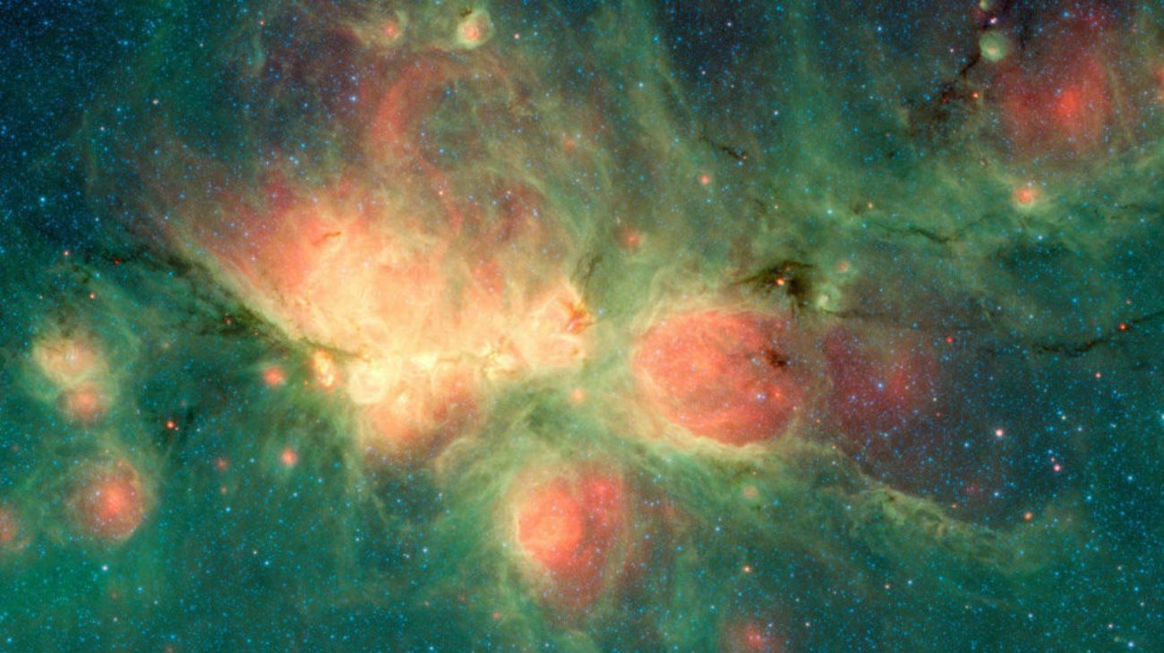 La NASA publicó una colorida foto de la nebulosa Pata de Gato en la constelación de Escorpio. La imagen fue tomada gracias al telescopio Spitzer, que es capaz de capturar imágenes a través de densas nubes de gas y polvo.