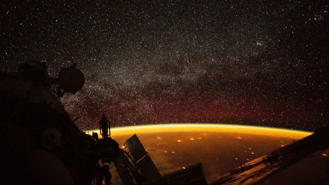 Esta foto fue tomada desde la Estación Espacial Internacional cuando pasaba sobre Australia. Es un fenómeno inusual llamado el resplandor propio de la atmósfera.