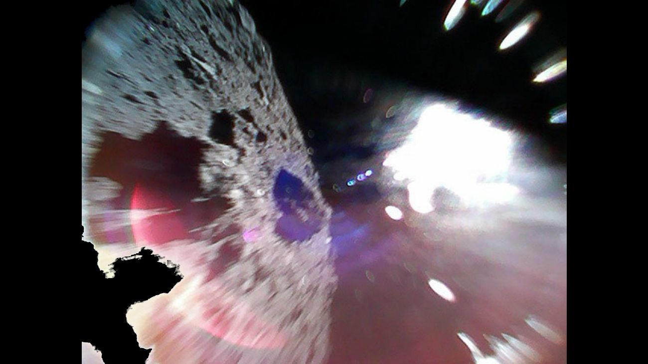 La Agencia de Exploración Aeroespacial de Japón publicó imágenes del asteroide Ryugu. Las fotos fueron obtenidas después de que dos rovers de la sonda Hayabusa-2 aterrizaran exitosamente en la superficie del asteroide por primera vez en la historia.