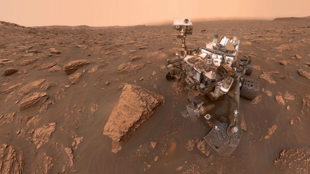 El vehículo explorador Curiosity se hizo una selfie durante una poderosa tormenta de polvo en el planeta rojo.