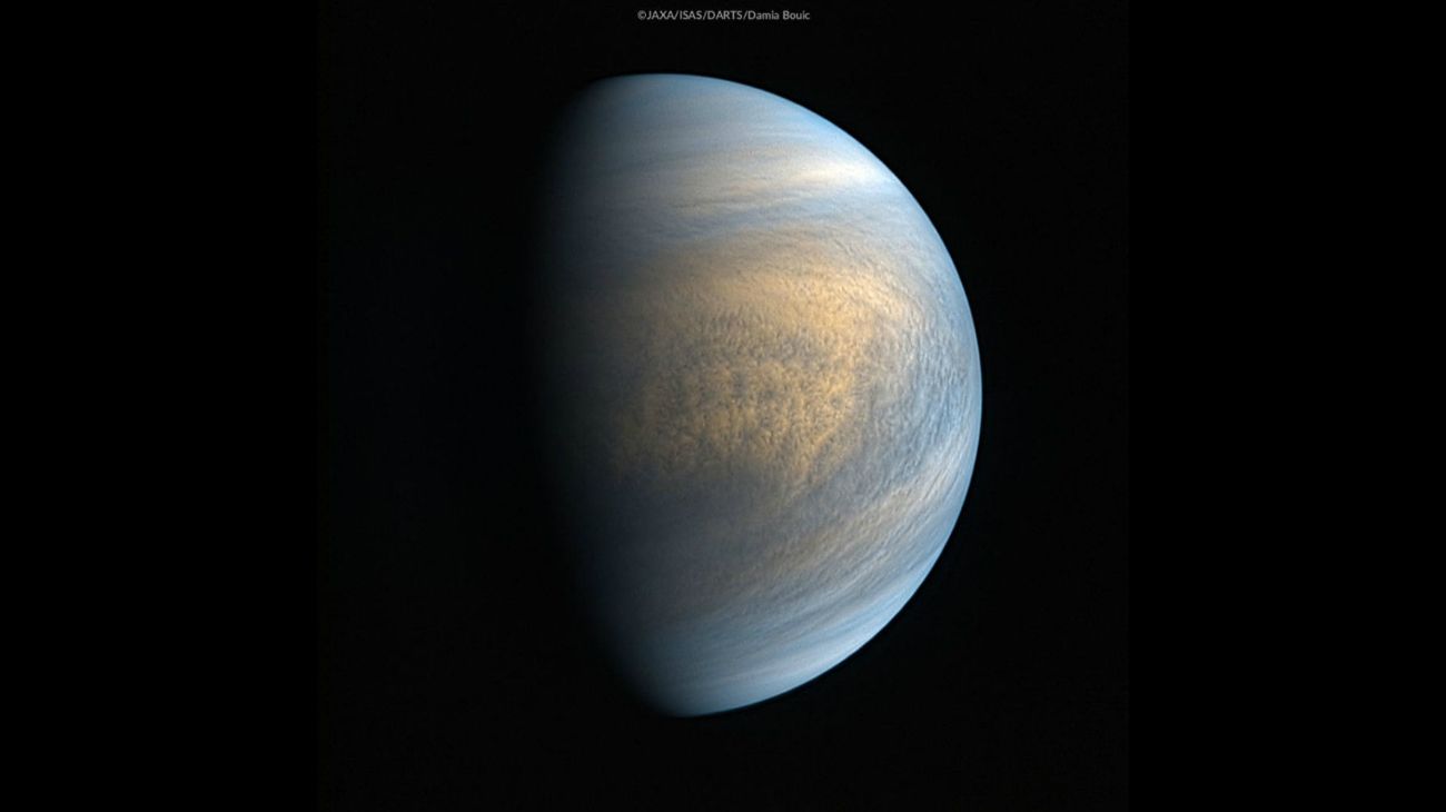 La Agencia Japonesa de Exploración Aeroespacial esta foto de Venus en el rango óptico y ultravioleta, obtenida por la sonda Akatsuki.