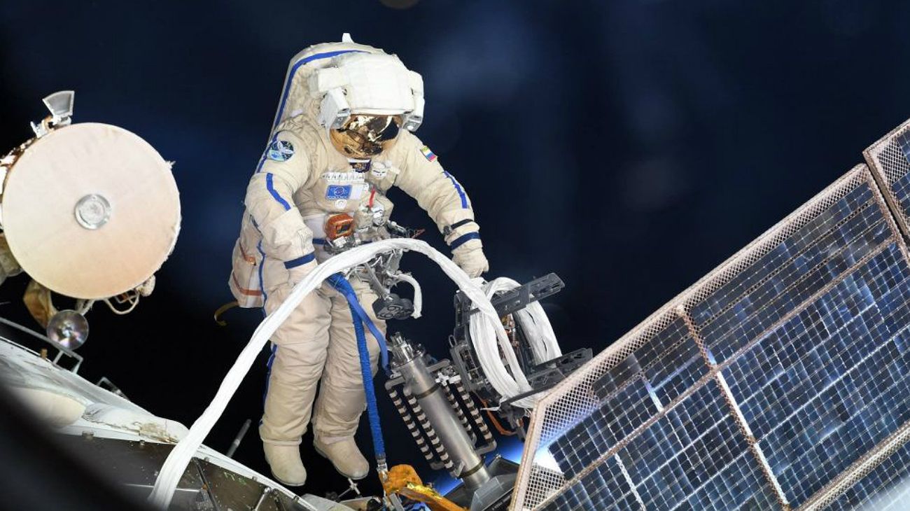 En agosto, los cosmonautas rusos trabajaron a bordo de la Estación Espacial Internacional: lanzaron cuatro nanosatélites e instalaron una antena para controlar la migración de las aves silvestres en el marco de un experimento ruso-alemán.