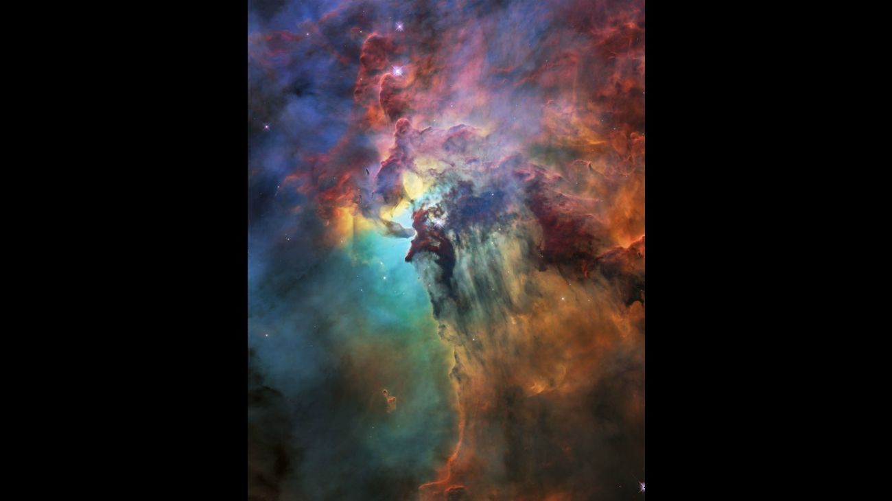 La Agencia Espacial Europea publicó una foto de la nebulosa de la Laguna con motivo del 28º aniversario del lanzamiento del Telescopio Hubble. Una enorme nube interestelar que está ubicada a unos 4.000 años luz de la Tierra.