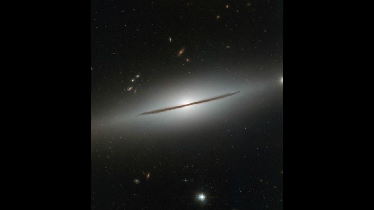 El observatorio orbital Hubble obtuvo fotos de la galaxia NGC 1032 en la constelación Cetus. Parece un ojo de gato porque la estamos mirando casi de costado.