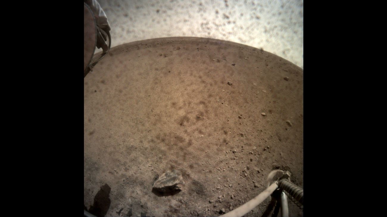 La imagen de la superficie de Marte transmitida por la sonda InSight.