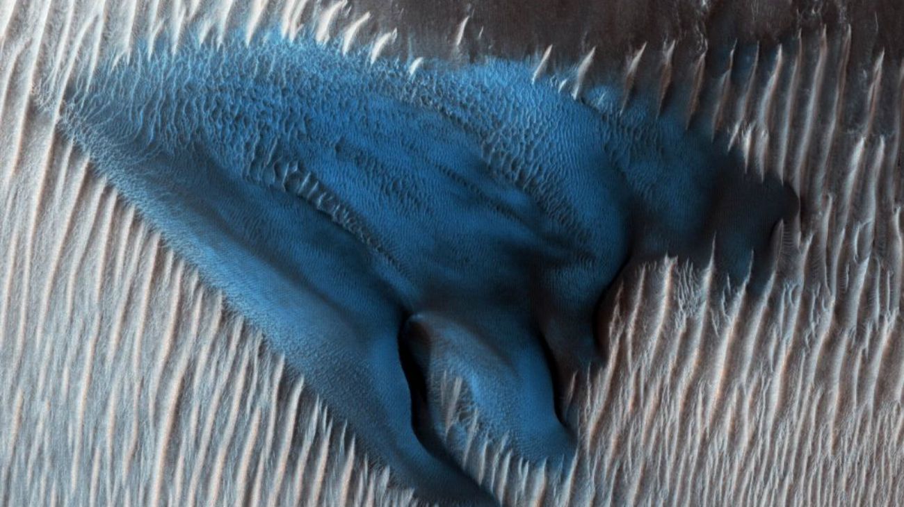 La NASA mostró las dunas azules de Marte. Estos fenómenos se encuentran a menudo en la superficie de los cráteres, pero generalmente son grises.