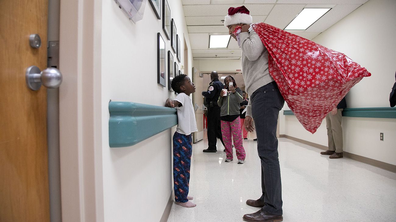 Obama apareció vestido con un gorro de Papá Noel y cargado con una bolsa llena de juguetes. 