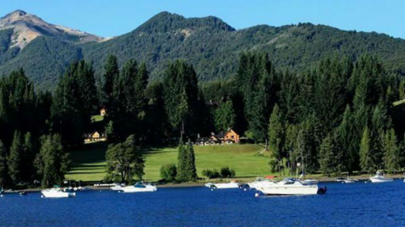 Imagen de archivo | La ambientación de las casas del Country Club Cumelén es de características regionales, con materiales como madera, piedra y techos con tejas de alerce. 