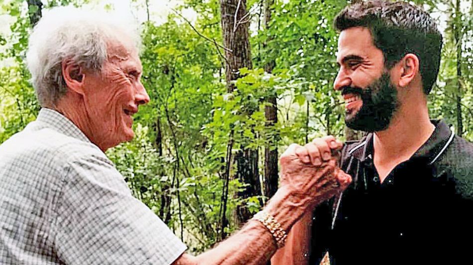 El actor argentina Ignacio Serricchio junto a Clint Eastwood en el rodaje de La Mula.