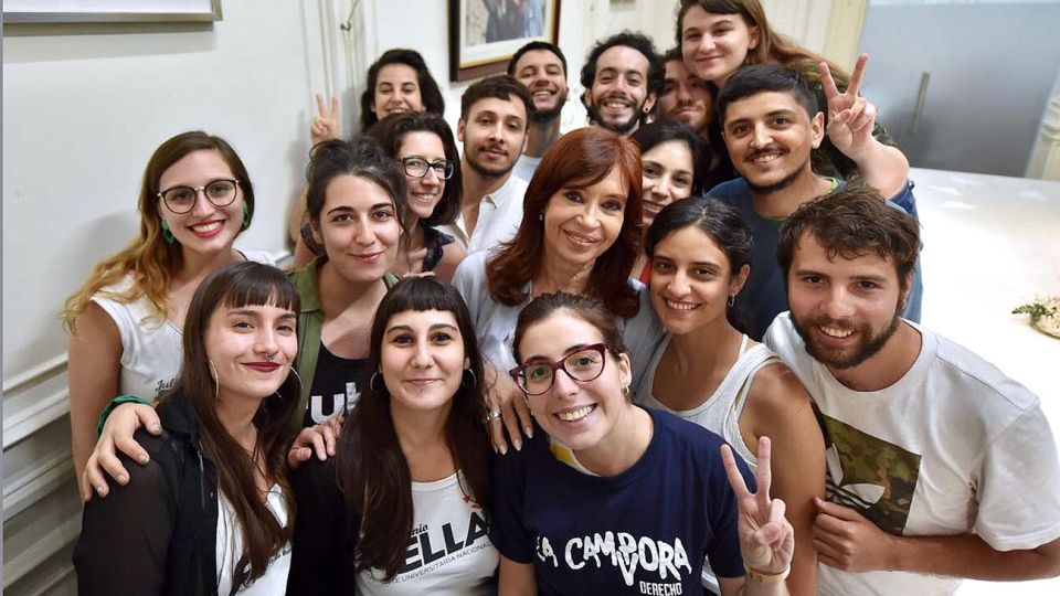 apoyos. Esta semana, con jóvenes universitarios. “No se la nota dispuesta a regalar su caudal de votos a nadie”, dicen allegados.
