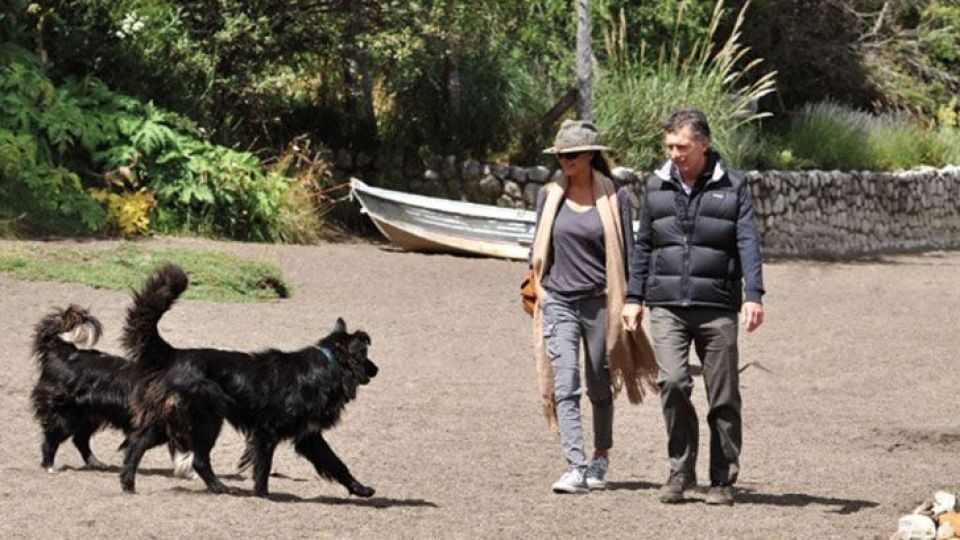 Macri y Awada durante uno de sus últimos paseos por la zona.