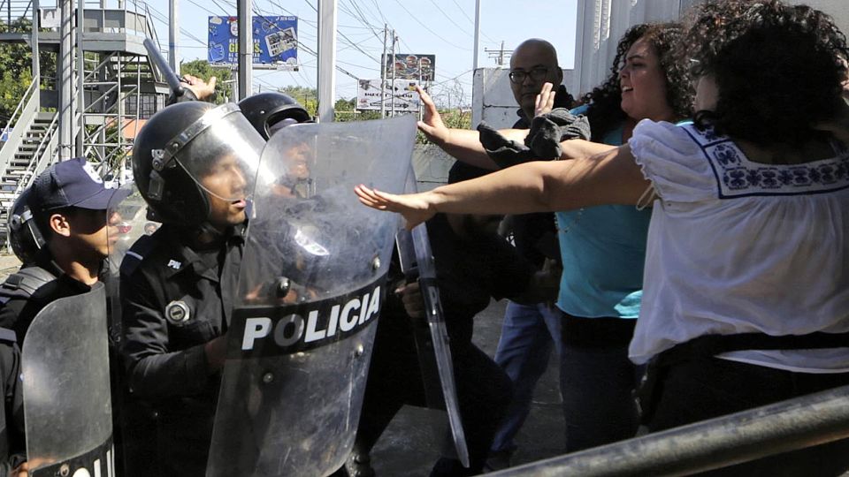 Violencia. Policías y paramilitares reprimen a miembros del Movimiento 19 de abril, que exige la renuncia de Ortega.