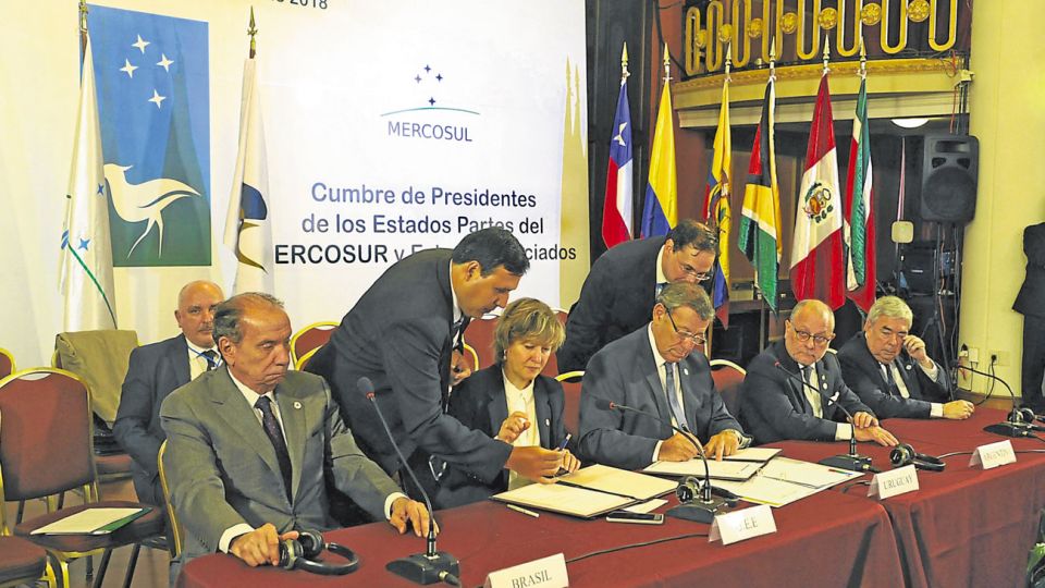 Acuerdo. Veronika Nikishina, de la UEE, y el canciller uruguayo, Rodolfo Nin Novoa.