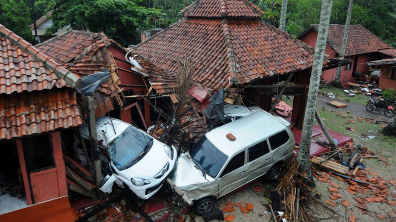 Un tsunami en Indonesia dejó 220 muertos y cientos de heridos.