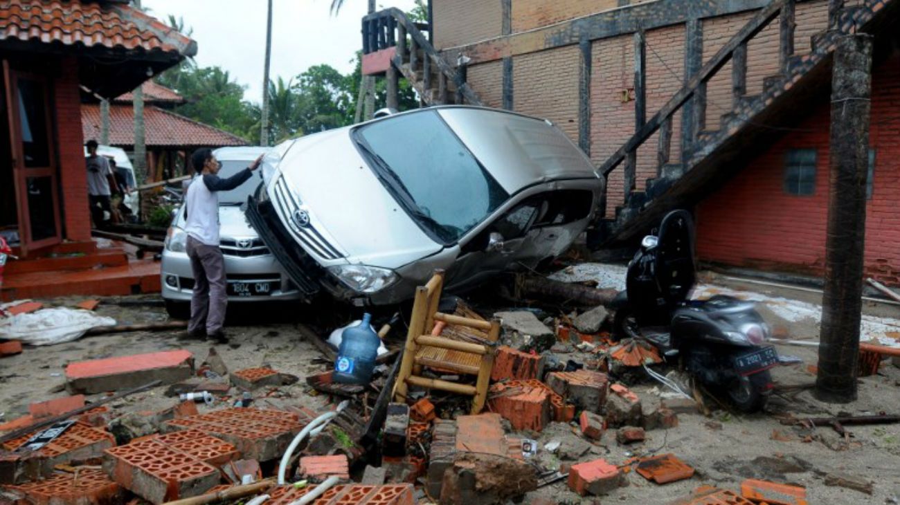 Un tsunami en Indonesia dejó 220 muertos y cientos de heridos.