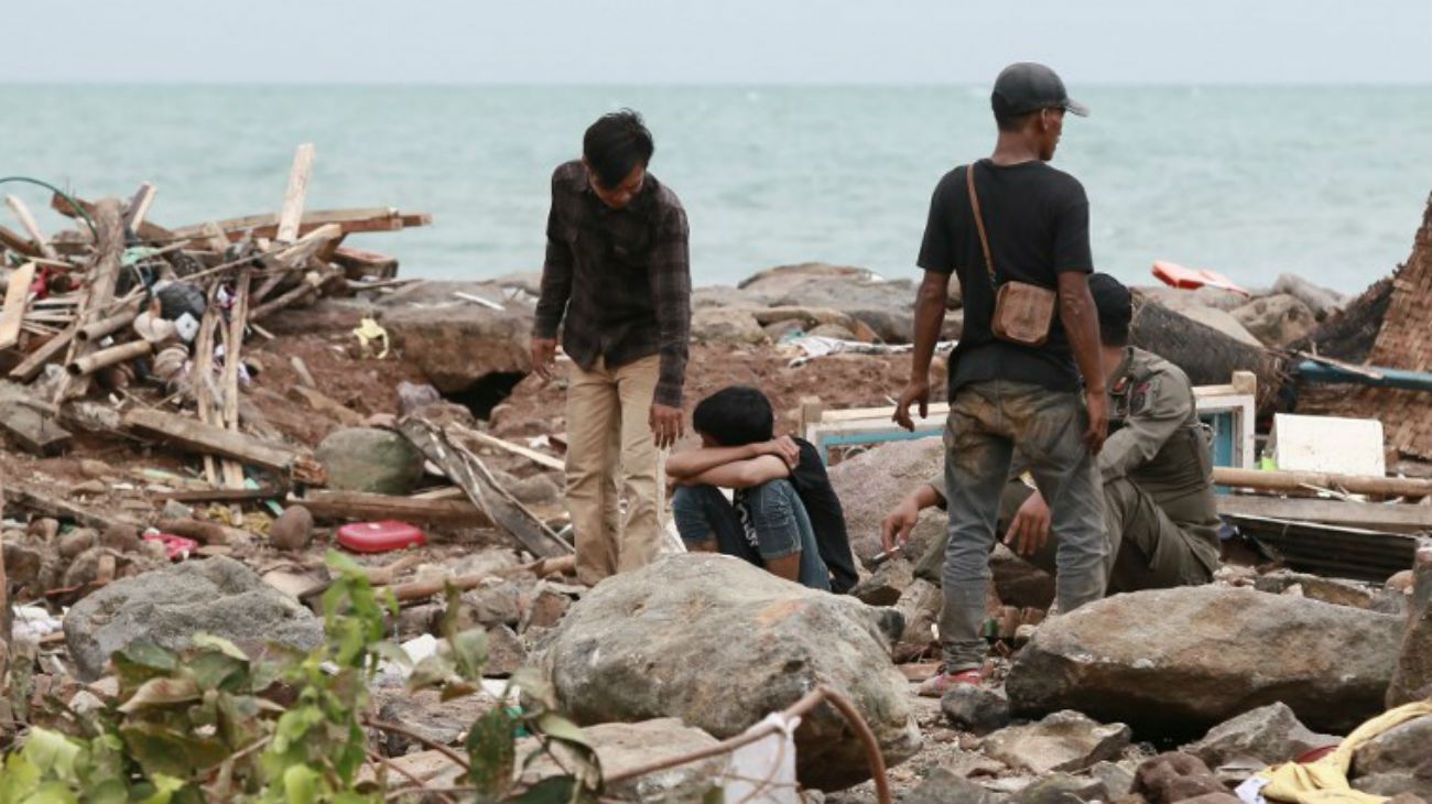 Un tsunami en Indonesia dejó 220 muertos y cientos de heridos.