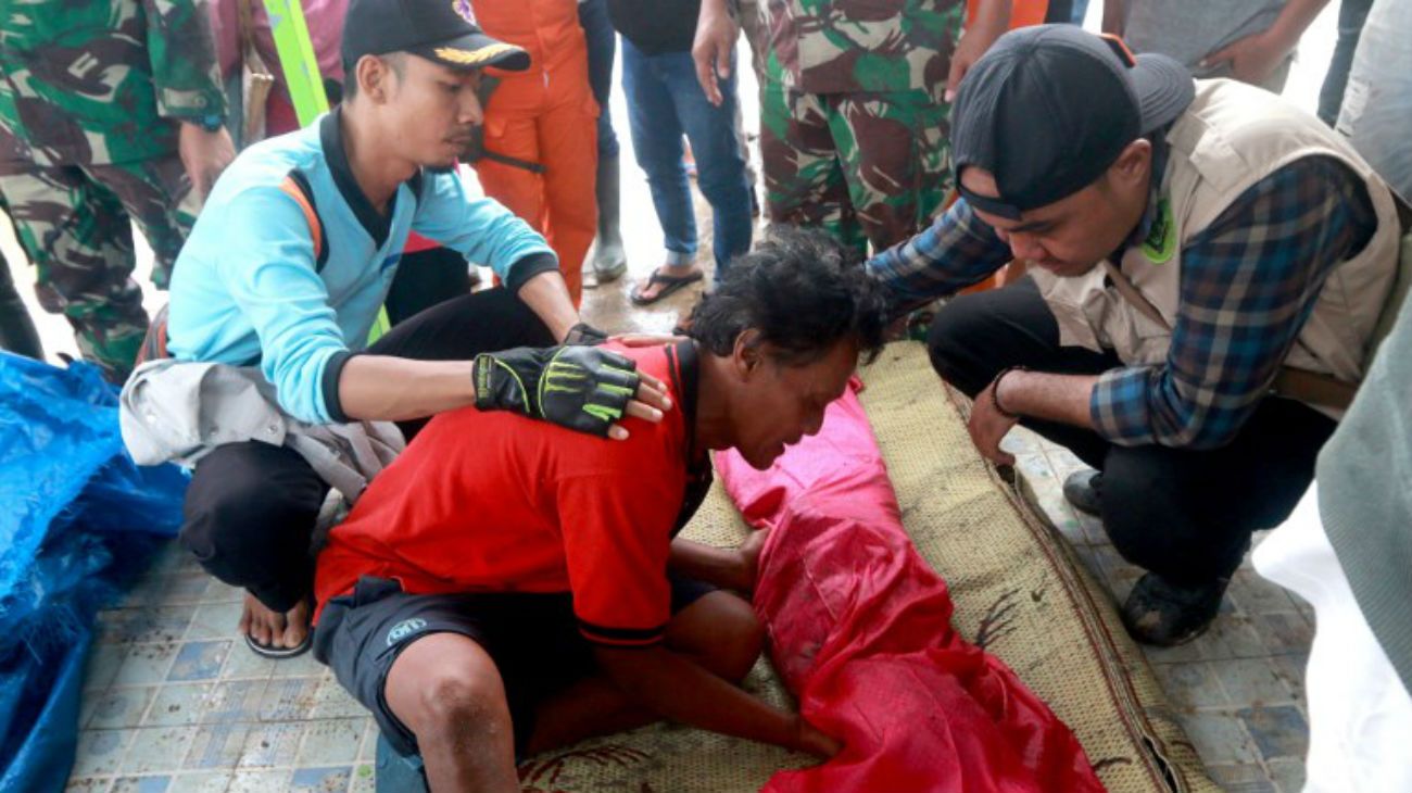 Un tsunami en Indonesia dejó 220 muertos y cientos de heridos.