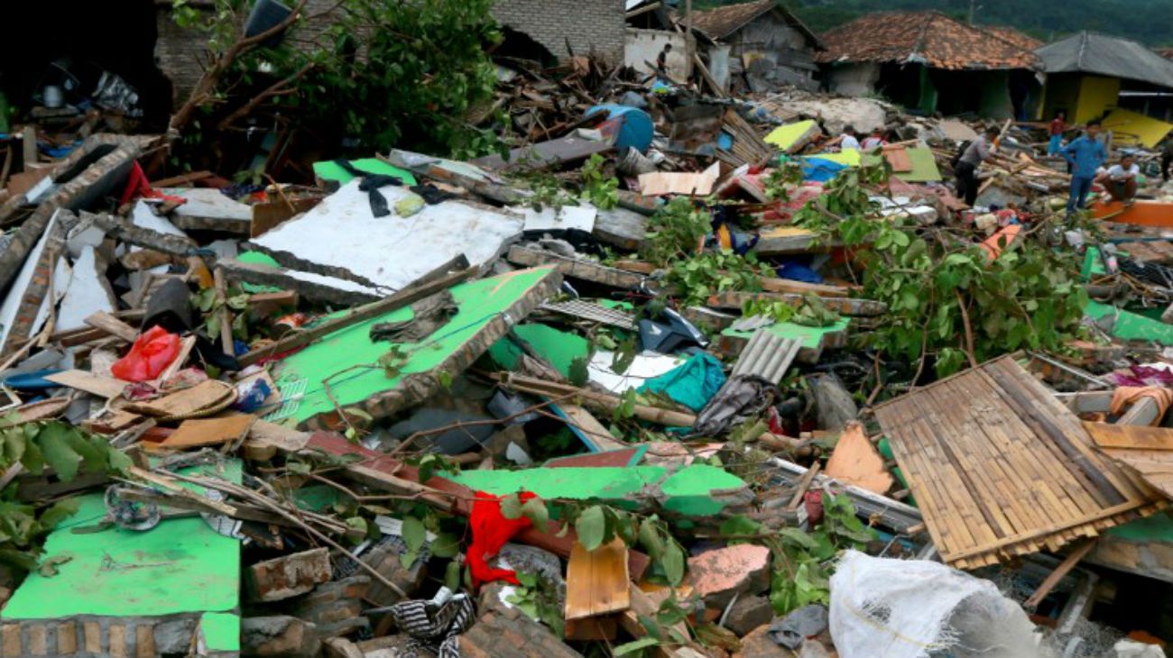 Un tsunami en Indonesia dejó 220 muertos y cientos de heridos.