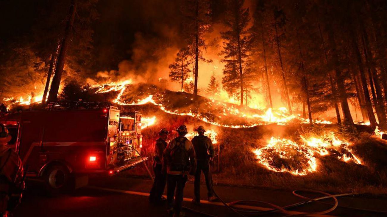  ARDIÓ CALIFORNIA. Durante el 2018 en California se declararon más de 7 mil quinientos incendios que arrasaron un área de 6,749.57 km². Fue en noviembre cuando se produjo una oleada de incendios en el estado de California, incluido el Camp Fire, que ha sido considerado el más destructivo de la historia del estado. El voraz incendio arrasó más de 12.000 edificios, en su mayoría en la población de Paradise, que quedó completamente destruida por las llamas.