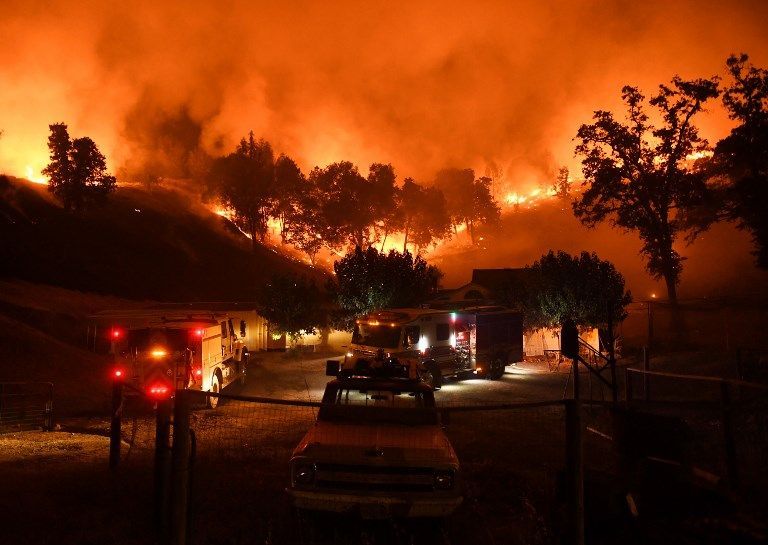  ARDIÓ CALIFORNIA. Durante el 2018 en California se declararon más de 7 mil quinientos incendios que arrasaron un área de 6,749.57 km². Fue en noviembre cuando se produjo una oleada de incendios en el estado de California, incluido el Camp Fire, que ha sido considerado el más destructivo de la historia del estado. El voraz incendio arrasó más de 12.000 edificios, en su mayoría en la población de Paradise, que quedó completamente destruida por las llamas.