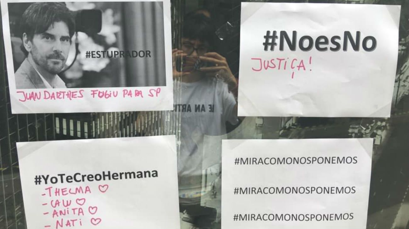 Un colectivo feminista realizó un escrache en el Banco Nación de San Pablo, contra Juan Darthés.