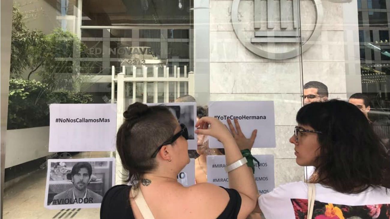 Un colectivo feminista realizó un escrache contra el actor Juan Darthés en la sucursal del Banco Nación de San Pablo, Brasil, lugar donde el actor se instaló luego de la denuncia por violación que hizo en su contra Thelma Fardín.