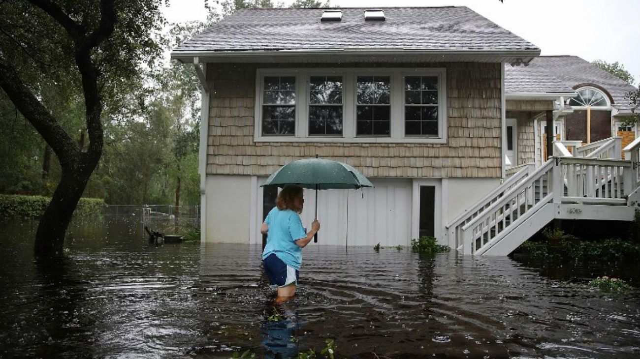 HURACÁN FLORENCE. Fue un poderoso ciclón tropical de categoría cuatro que tocó Carolina del Norte, Estados Unidos en septiembre, dejando a su paso 42 muertos. Florence inundó grandes zonas de la región, y afectó los suministros eléctricos de 650 mil hogares que quedaron sin luz en el sureste del país. Fue registrado como el segundo ciclón que más lluvias ha arrojado en Estados Unidos durante los últimos 70 años, solo superado por el huracán Harvey.