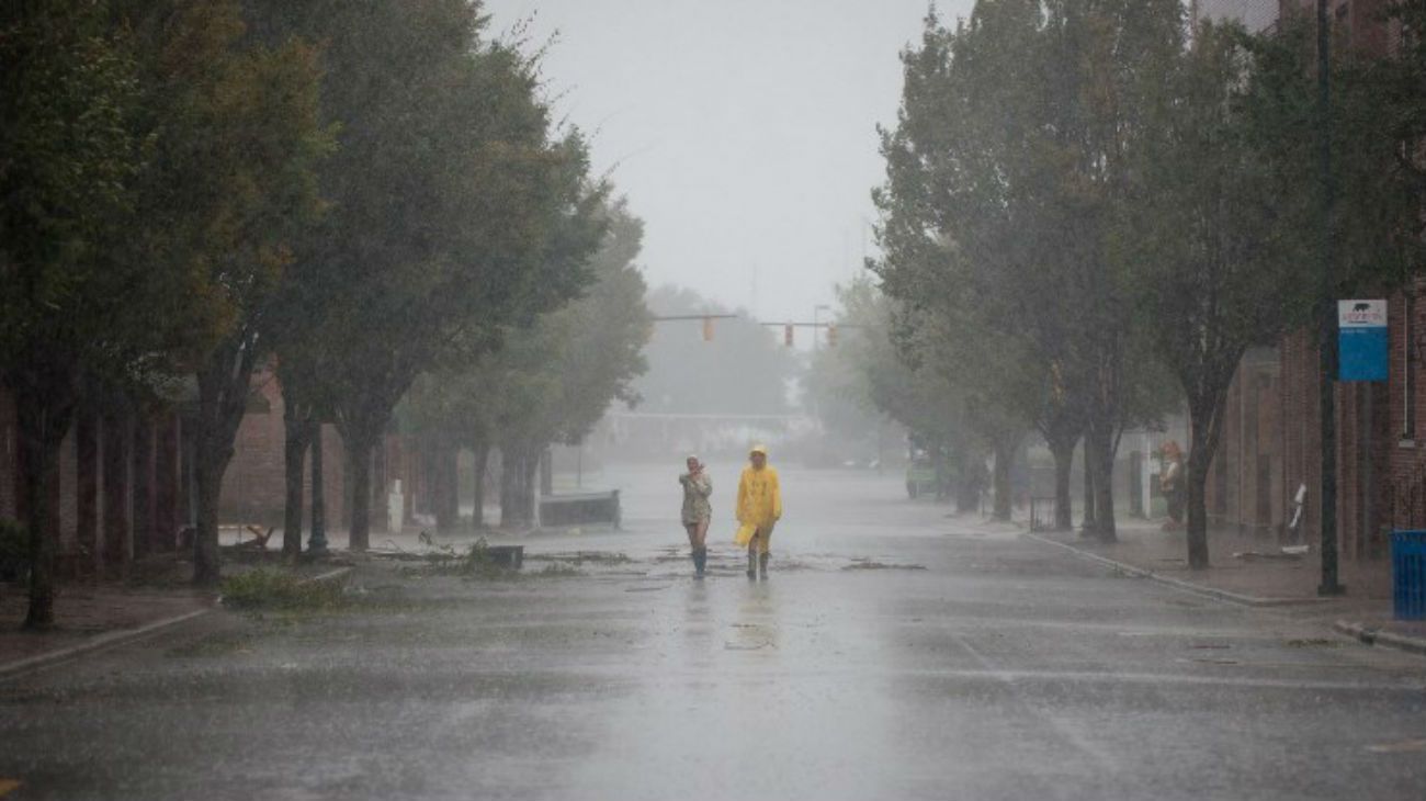 HURACÁN FLORENCE. Fue un poderoso ciclón tropical de categoría cuatro que tocó Carolina del Norte, Estados Unidos en septiembre, dejando a su paso 42 muertos. Florence inundó grandes zonas de la región, y afectó los suministros eléctricos de 650 mil hogares que quedaron sin luz en el sureste del país. Fue registrado como el segundo ciclón que más lluvias ha arrojado en Estados Unidos durante los últimos 70 años, solo superado por el huracán Harvey.