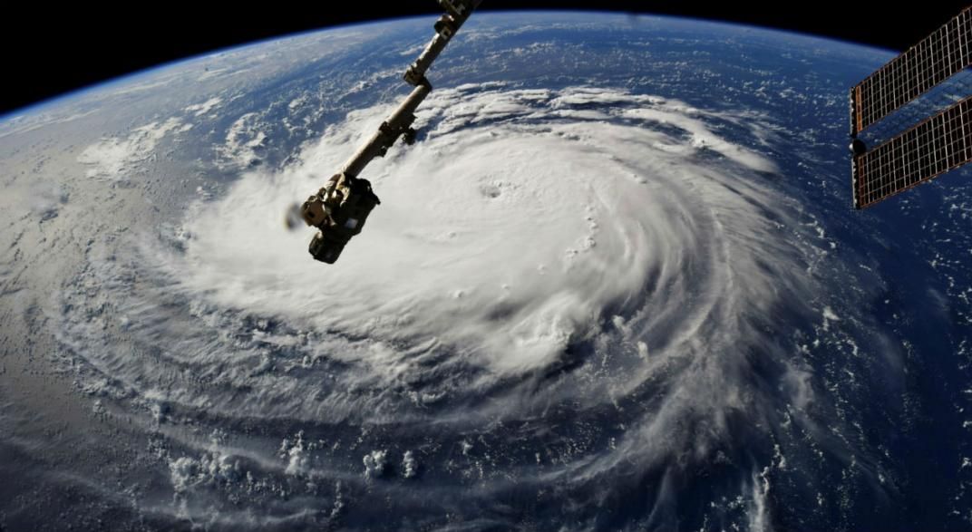 HURACÁN FLORENCE. Fue un poderoso ciclón tropical de categoría cuatro que tocó Carolina del Norte, Estados Unidos en septiembre, dejando a su paso 42 muertos. Florence inundó grandes zonas de la región, y afectó los suministros eléctricos de 650 mil hogares que quedaron sin luz en el sureste del país. Fue registrado como el segundo ciclón que más lluvias ha arrojado en Estados Unidos durante los últimos 70 años, solo superado por el huracán Harvey.