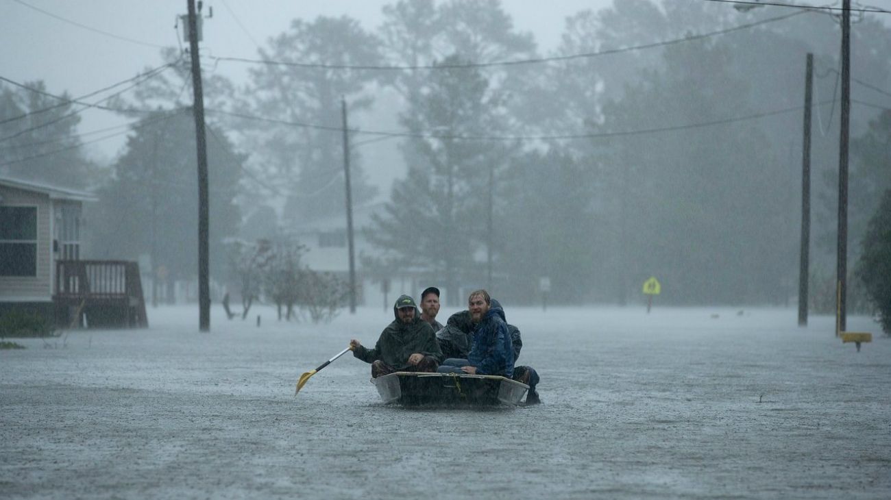 HURACÁN FLORENCE. Fue un poderoso ciclón tropical de categoría cuatro que tocó Carolina del Norte, Estados Unidos en septiembre, dejando a su paso 42 muertos. Florence inundó grandes zonas de la región, y afectó los suministros eléctricos de 650 mil hogares que quedaron sin luz en el sureste del país. Fue registrado como el segundo ciclón que más lluvias ha arrojado en Estados Unidos durante los últimos 70 años, solo superado por el huracán Harvey.